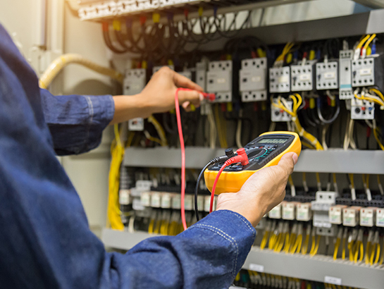 Photo : Agent de maintenance en électromécanique