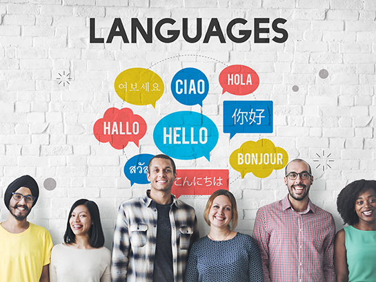 Des personnes qui disent bonjour dans différentes langues