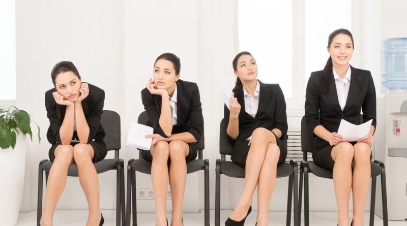 Différentes postures de candidates attendant un entretien