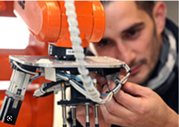 technicien avec robot
