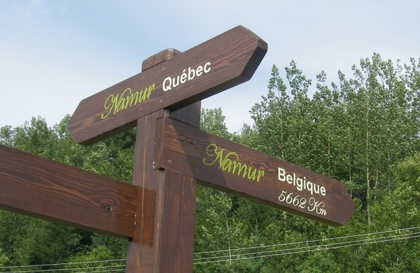 Panneau indicateur Namur Québec et Namur Belgique