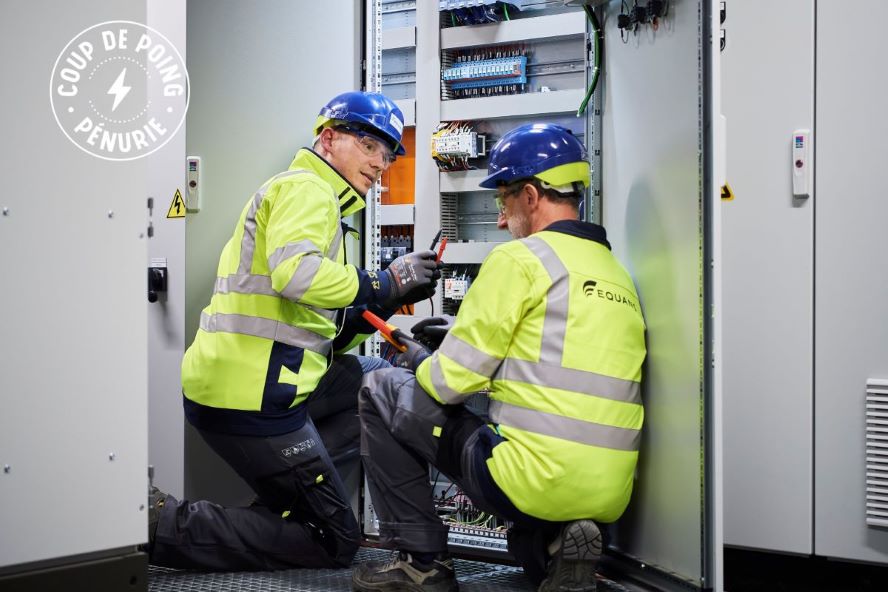 deux techniciens de maintenance en mileu industriel
