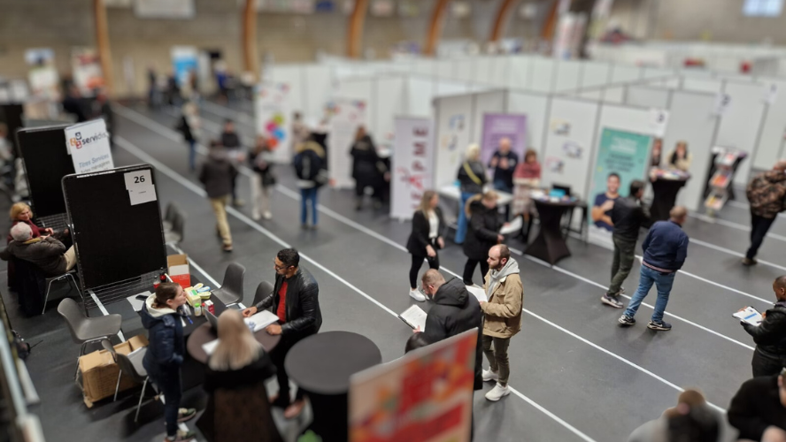 photo de divers stands dans un salon de l'emploi