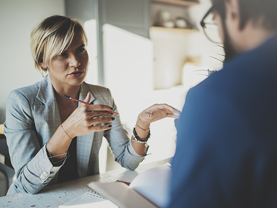 une conseiller face à un client