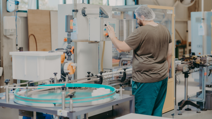 Photo d'un opérateur qui travaille à une ligne de production