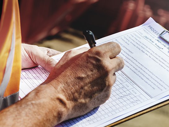 Magasinier signe un document