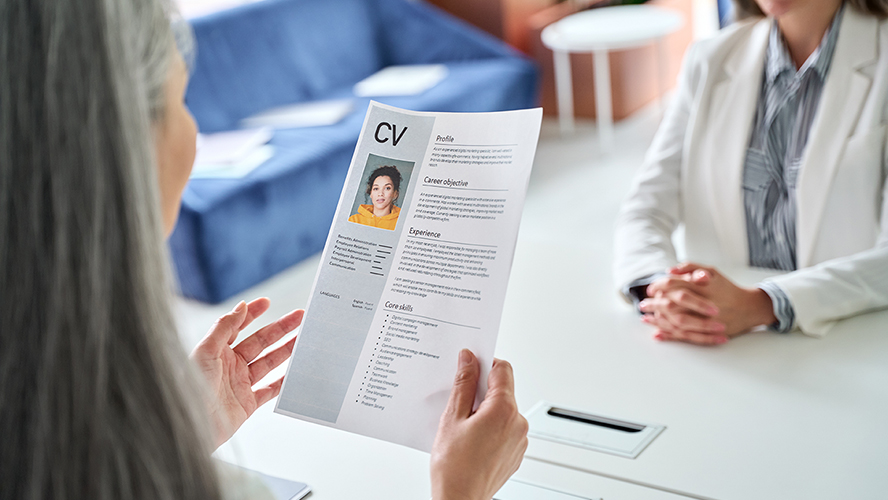 une personne avec un CV