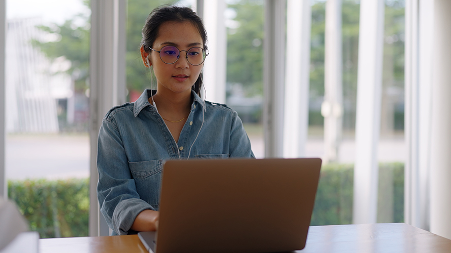 femme devant ordionateur portable