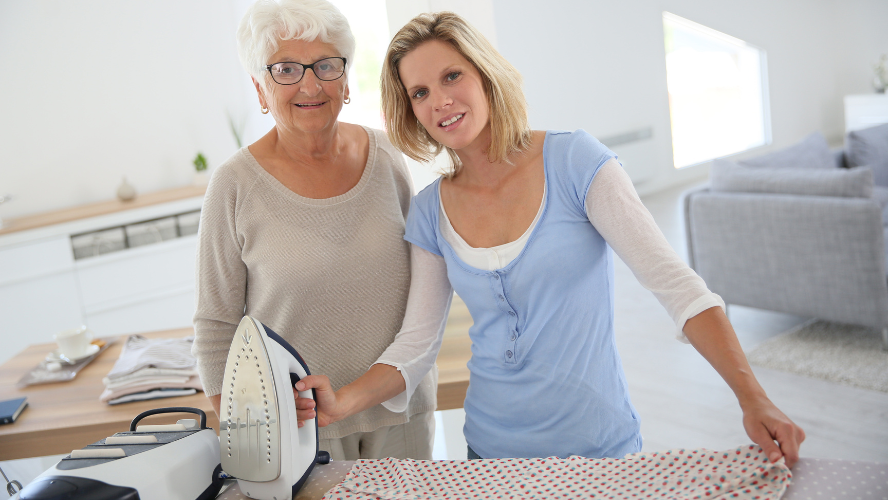 Photo d'une aide-ménagère avec une personne senior