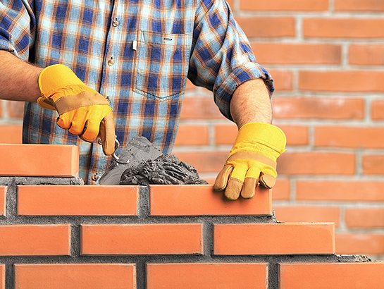 mur de briques en construction