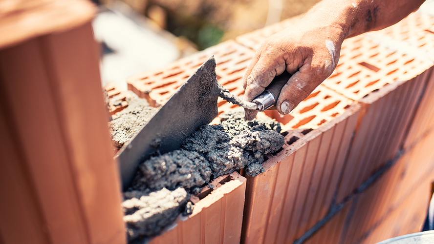 mur de briques en construction