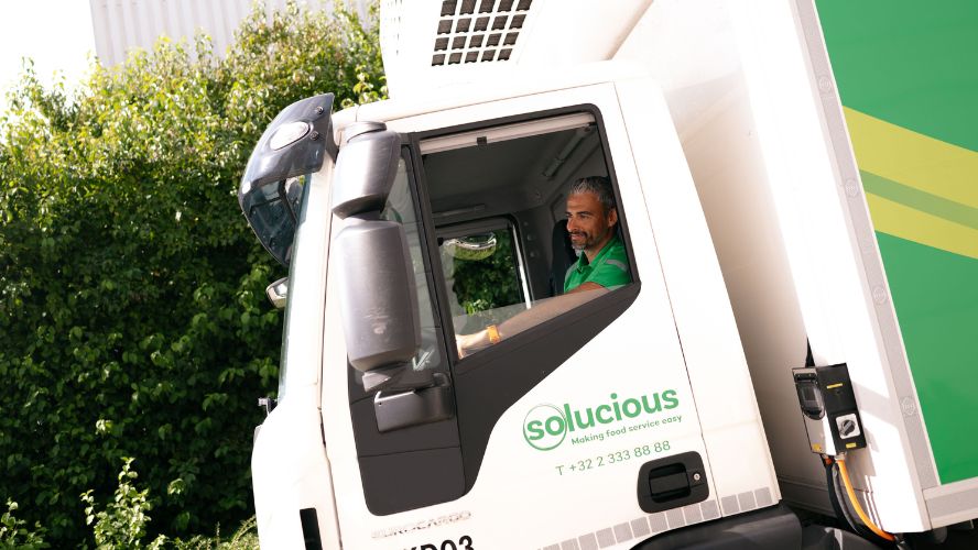 photo d'un chauffeur au volant de son camion.