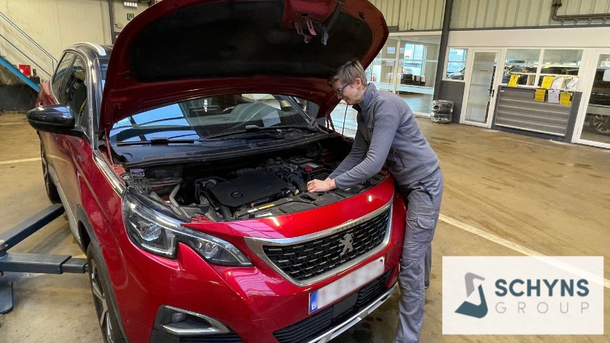 Photo d'une mécanicienne qui travaille sur une voiture dans un atelier