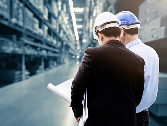 2 employés dans un stock de marchandises