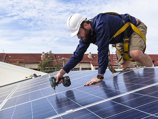 Poseur de panneaux photovoltaïques