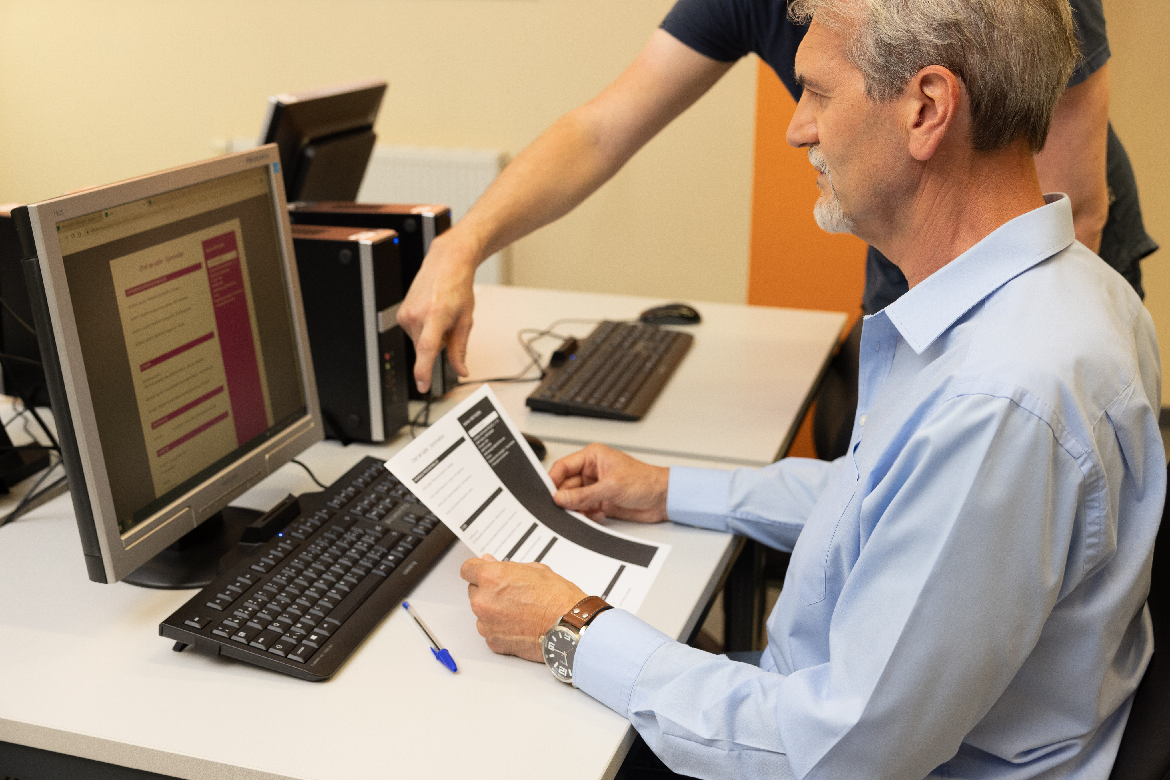 Personne travaillant son cv avec un conseiller