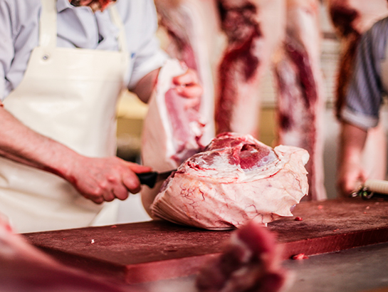 une pièce de viande dans un atelier de boucherie