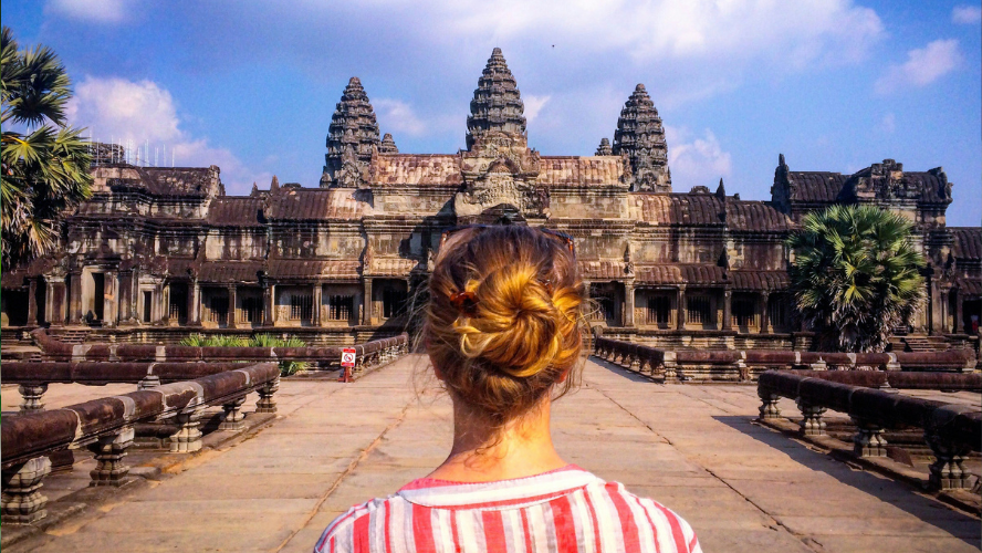 Jeune fille face à un temple en Asie