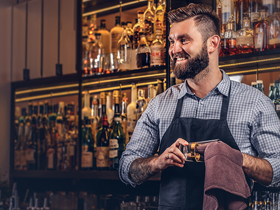 un barman qui essuie un verre