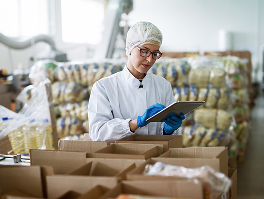 Dame traitant des commandes en laboratoire