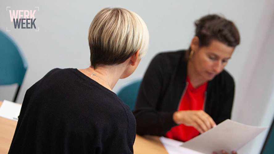 image de 2 personnes en entretien discutant sur base d'un document papier tel un C.V.
