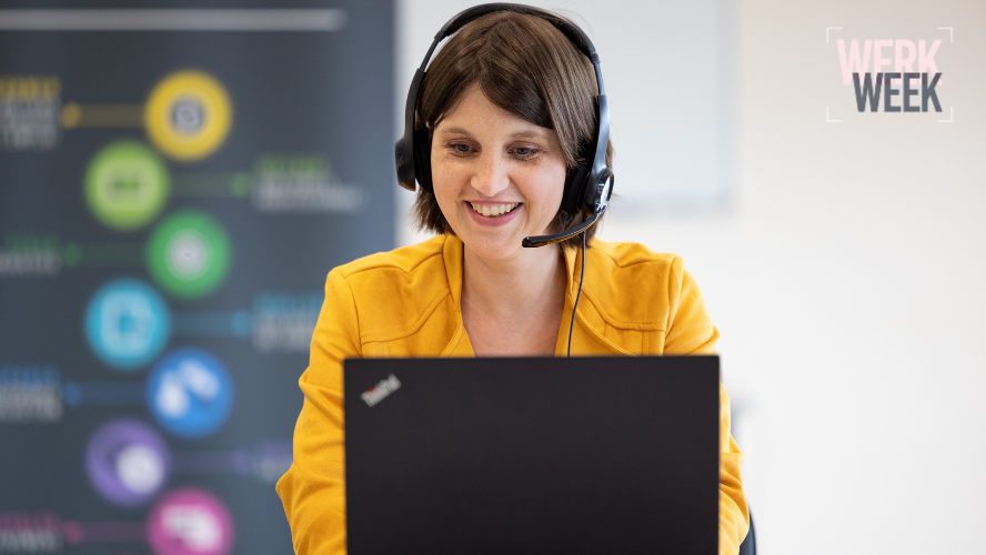image d'une personne devant son ordi portable avec un casque audio