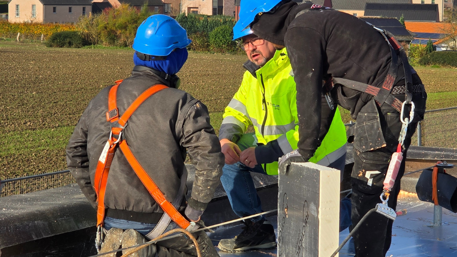 ouvriers sur un toit plat