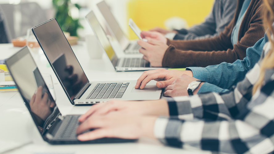 Des personnes faisant de la recherche d'emploi sur un ordinateur