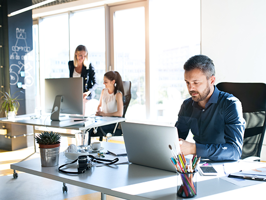 Employés travaillant dans un bureau