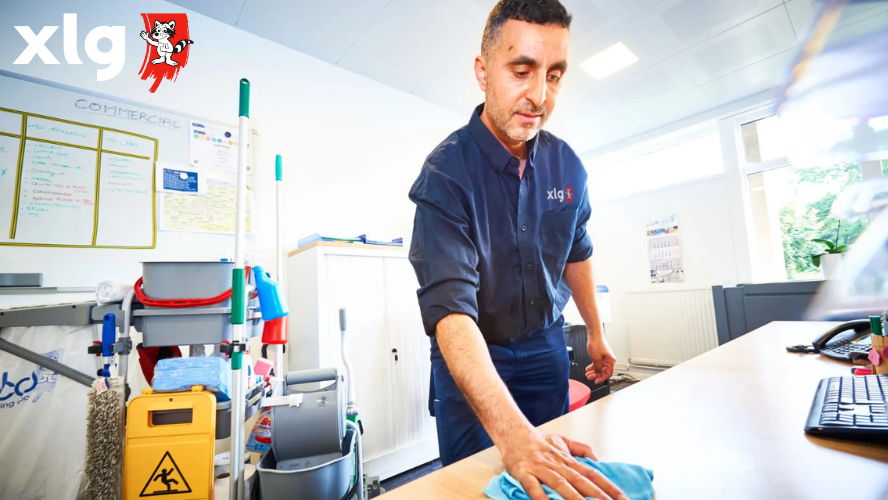 Photo d'un technicien de surface en train de nettoyer un bureau
