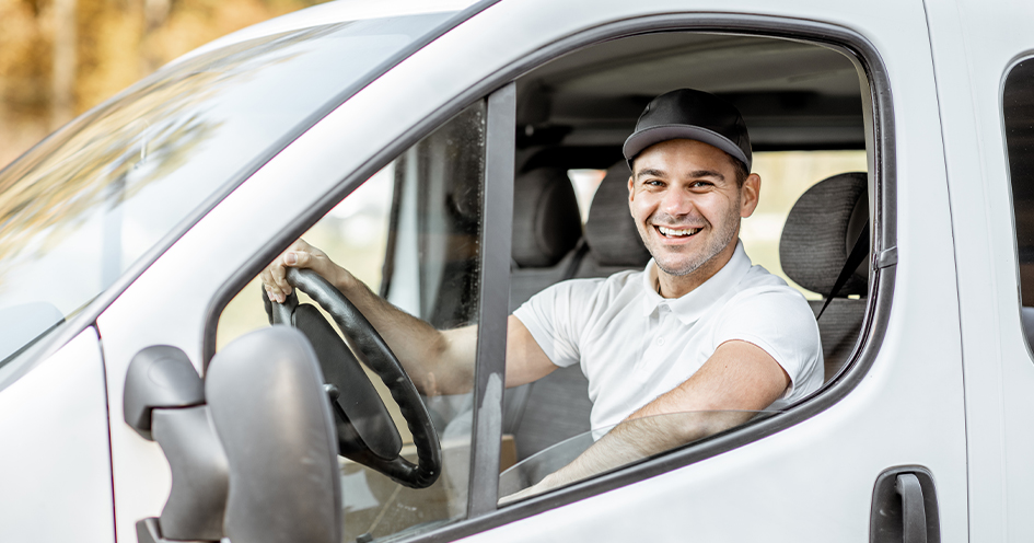 Livreur au volant d'une camionnette