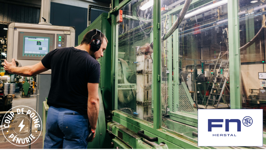 Photo d'un opérateur qui travaille sur une machine dans un atelier de la FN Herstal