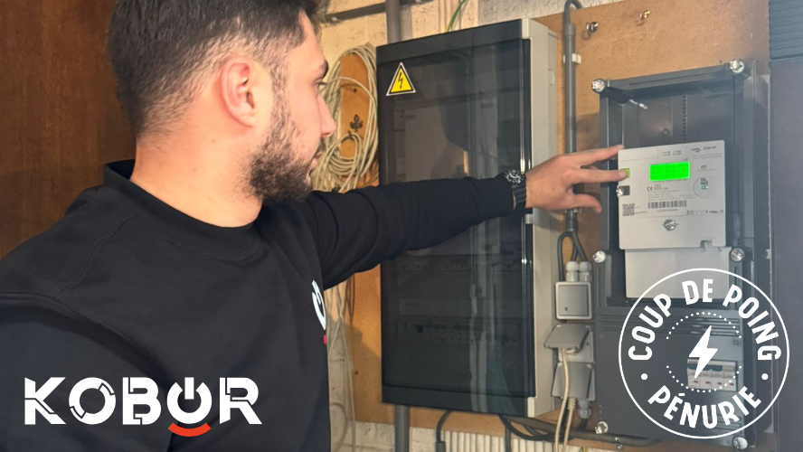 Homme de dos qui installe un compteur électrique intelligent