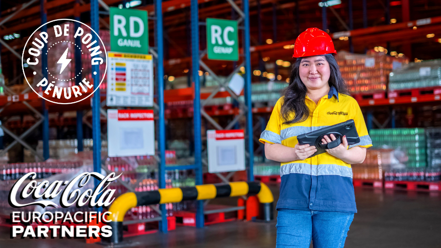 Photo d'une opératrice dans un atelier de production