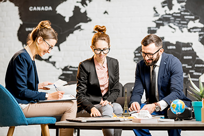 Groupe de travail devant une carte du monde