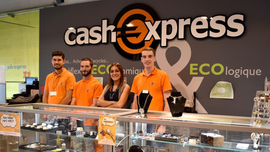 Photo d'une équipe de collaborateurs dans un magasin Cash Express
