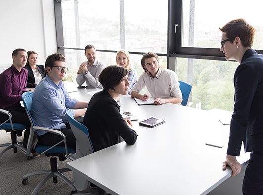 Responsable équipe devant son équipe
