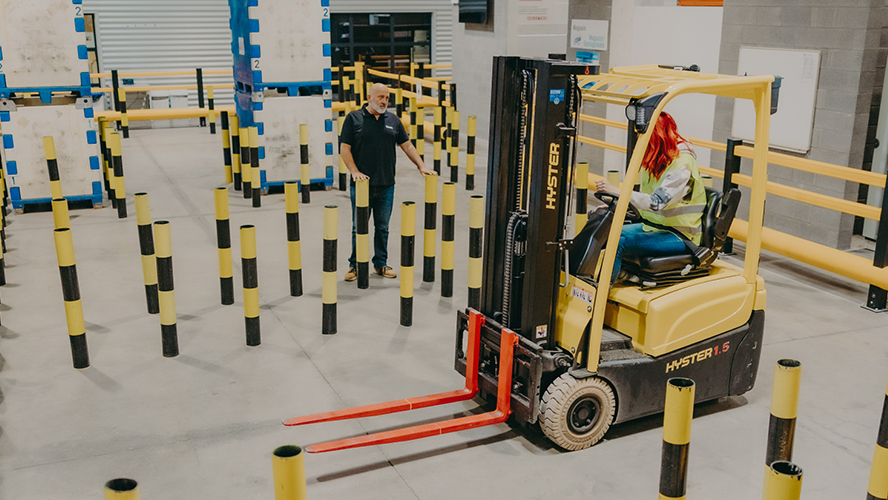 formation cariste : femme conduisant un clark sur un parcours d'entrainement