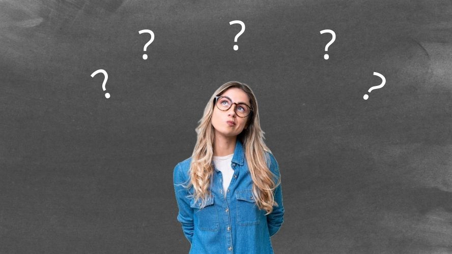 une jeune fille qui s'interroge