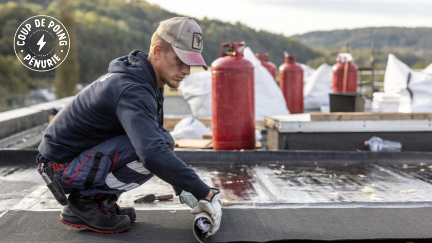 photo d'un couvreur en toiture plate chez XLG Isotoit