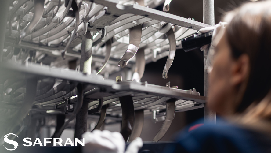 Photo d'une opératrice qui travaille aux ailettes d'un réacteur