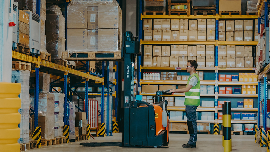 manutentionnaire travaillant dans un entrepôt