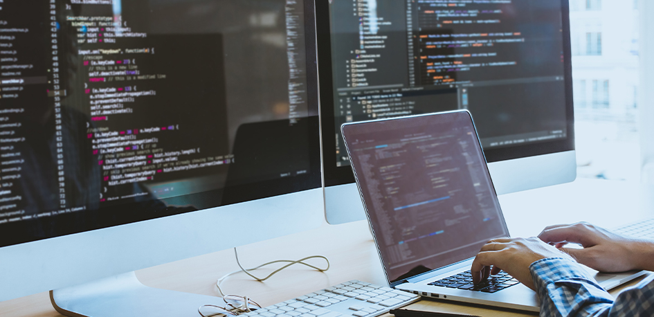 un pc avec des lignes de code informatique