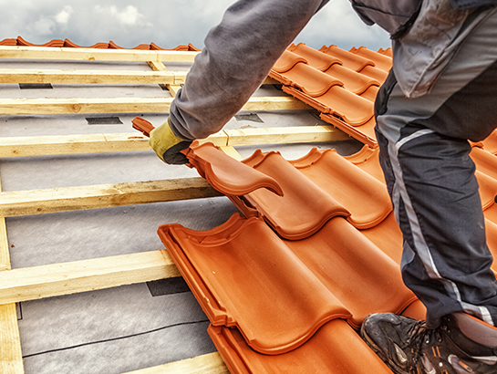 Couvreur sur le toit