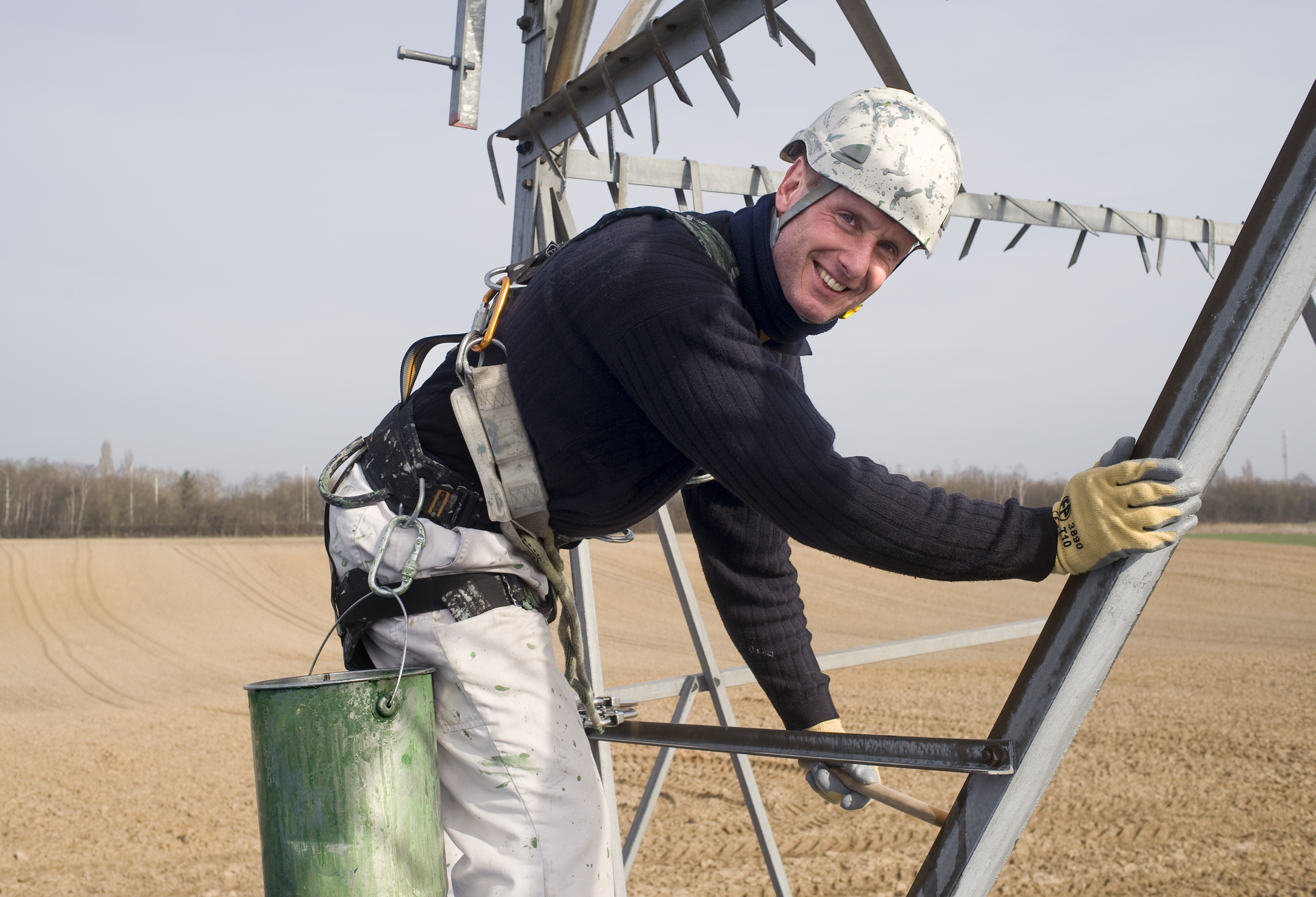 photo d'un peintre en train de travailler sur un pylône