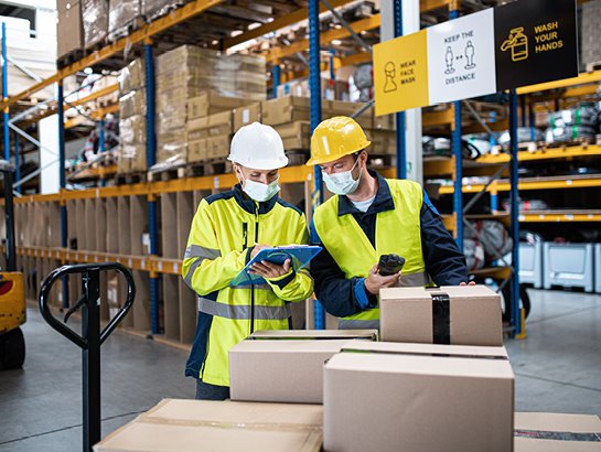 2 employés en logistique