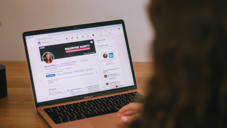 Femme en train de personnaliser son profil LinkedIn