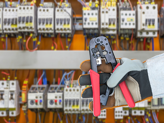 Photo : Installateur électricien industriel / Installatrice électricienne industrielle