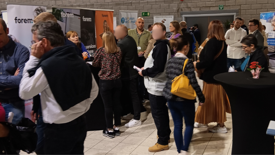 Photo d'illustration d'un salon avec des stands et des visiteurs