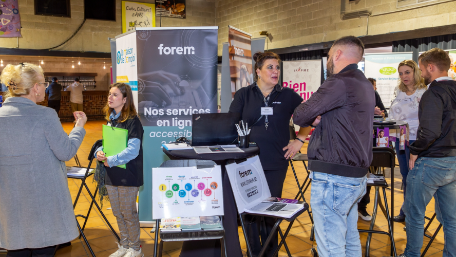 Photo d'illustration d'un salon avec des stands et des visiteurs